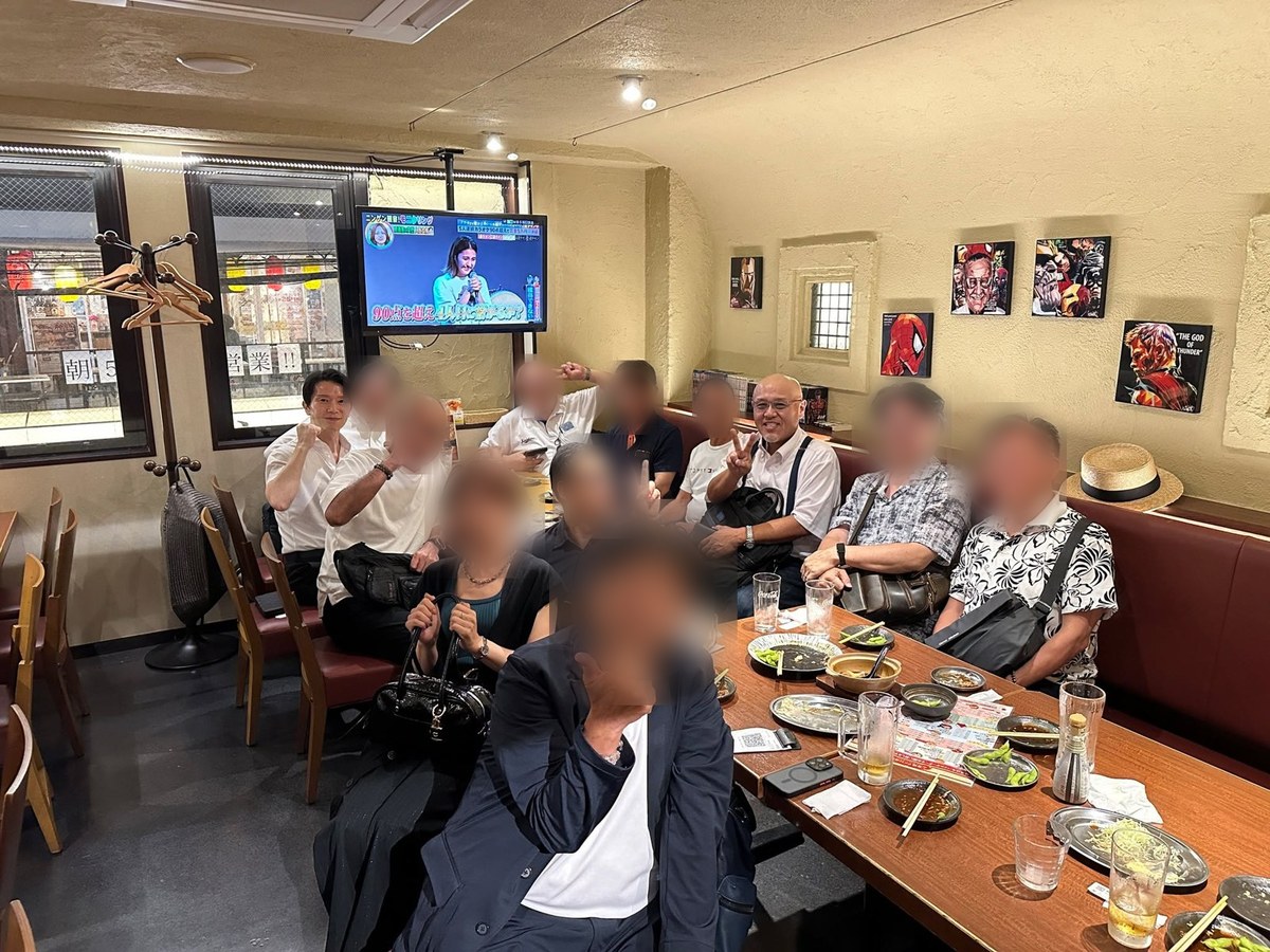 セミナー後の懇親会で、参加者とたちばなはじめが一緒に写っている写真