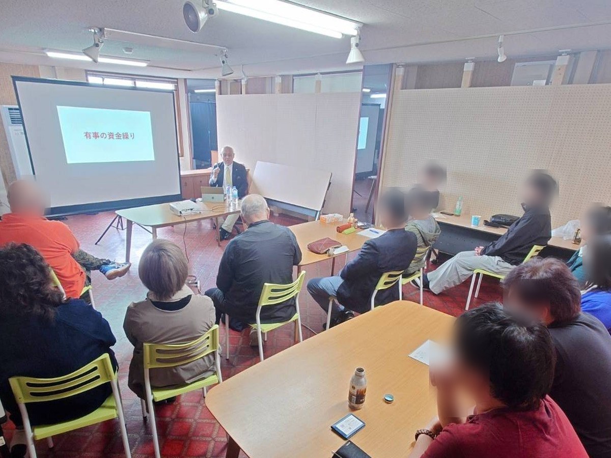 釧路でのセミナー会場で、参加者が講師の話を聞いている様子